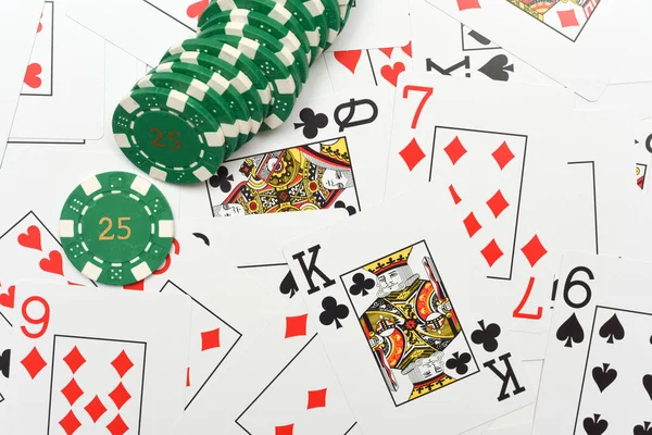 Jogando cartas e fichas de casino dispostos de perto em uma mesa rea — Fotografia de Stock