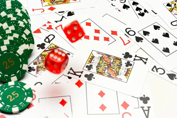 Jogos de mesa no cassino com dados de cartas e fichas de cassino — Fotografia de Stock