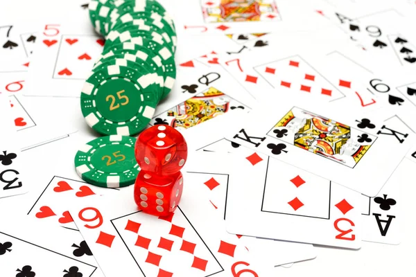 Jogos de mesa no cassino com dados de cartas e fichas de cassino — Fotografia de Stock