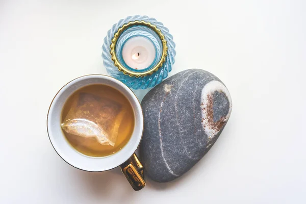 Thé calmant à la camomille dans une tasse avec agencement d'objets modernes — Photo