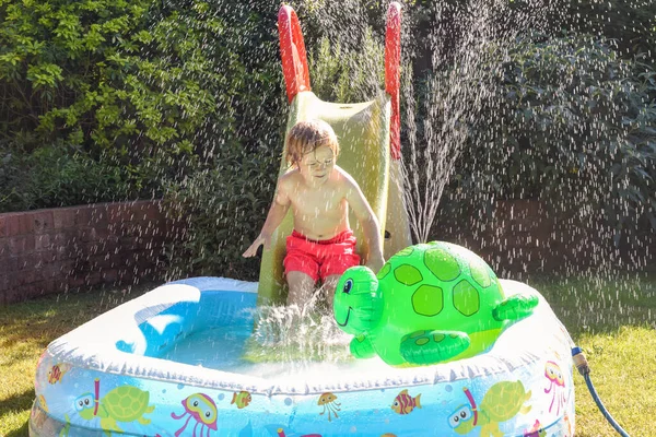 Παιδί Που Διασκεδάζει Παίζοντας Στο Νερό Μια Πισίνα Κήπο Paddling — Φωτογραφία Αρχείου