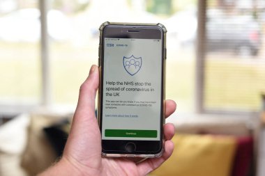 St Albans / Birleşik Krallık - 5 Haziran 2020: Bir telefon ekranında NHS iletişim takip uygulaması. Uygulama İngiltere 'de yayınlanacak.