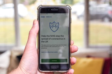 St Albans / Birleşik Krallık - 5 Haziran 2020: Bir telefon ekranında NHS iletişim takip uygulaması. Uygulama İngiltere 'de yayınlanacak.
