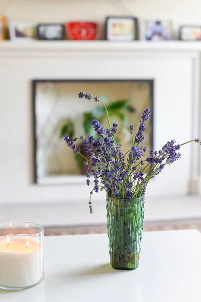 Interior Rumah Modern Ruang Tamu Dengan Lilin Wangi Dan Bunga — Stok Foto