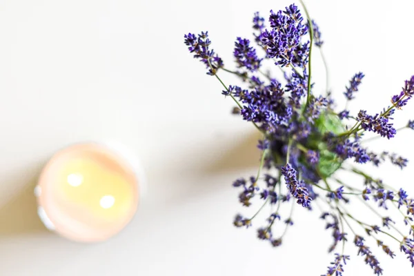 Duftende Kerze Und Lavendelblüten Auf Weißem Couchtisch Wohnbereich — Stockfoto