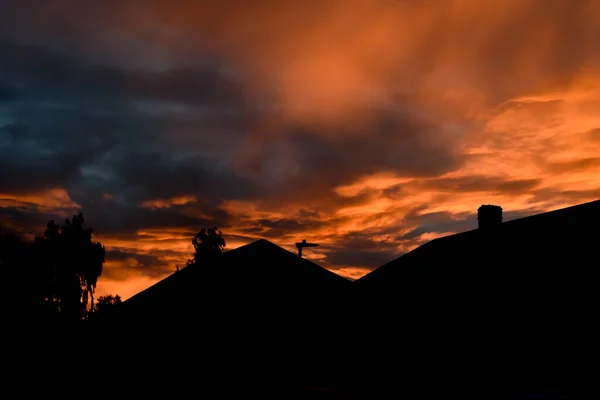 Silhueta Rua Casas Exterior Pôr Sol Com Céu Escuro Atrás — Fotografia de Stock