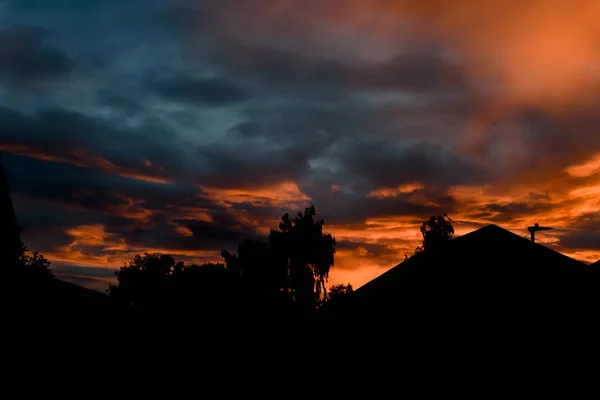 Silhouette Der Straße Der Häuser Außen Bei Sonnenuntergang Mit Dunklem — Stockfoto