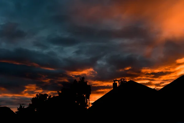 Silhueta Rua Casas Exterior Pôr Sol Com Céu Escuro Atrás — Fotografia de Stock