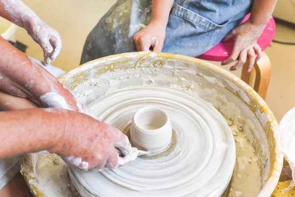 Kinderen Leren Aardewerk Maken Als Hobby Met Hun Grootmoeder Een — Stockfoto