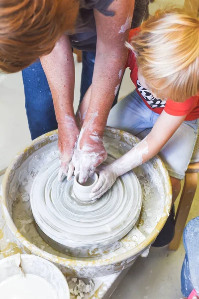 Kinderen Leren Aardewerk Maken Als Hobby Met Hun Grootmoeder Een — Stockfoto