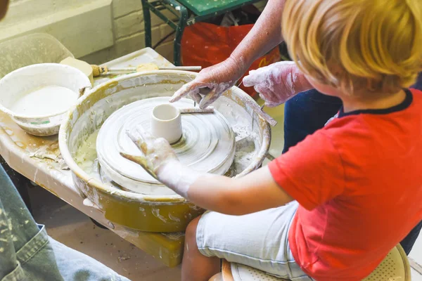 Kinderen Die Aardewerk Maken Tijdens Keramische Les Met Klei — Stockfoto