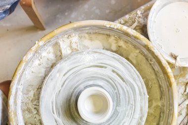 Seramik atölyesinde tekerlek yapan çömlek.