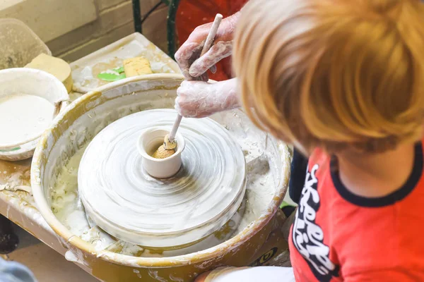 Kinderen Die Aardewerk Maken Tijdens Keramische Les Met Klei — Stockfoto