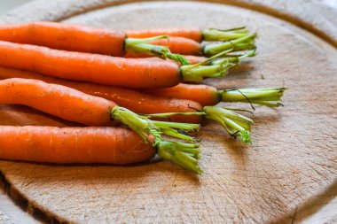 Evde yetişen sebze tarlasından taze havuç.
