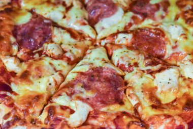 Etli ve peynirli taze pizza.