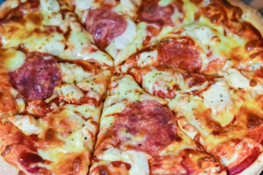 Etli ve peynirli taze pizza.