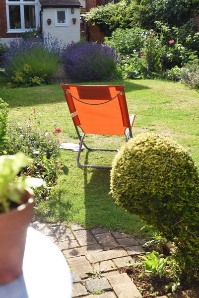 Ontspannen Tuin Met Een Ligstoel Het Gazon Tijdens Een Zonnige — Stockfoto