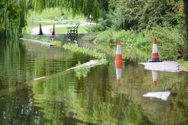 Şiddetli yağmur ve kötü hava koşulları sonrasında sel suları bir gölden taşar.