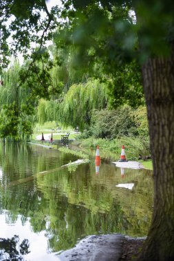 Şiddetli yağmur ve kötü hava koşulları sonrasında sel suları bir gölden taşar.