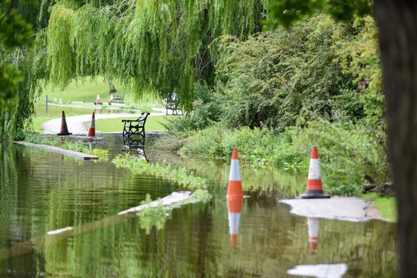 Şiddetli yağmur ve kötü hava koşulları sonrasında sel suları bir gölden taşar.