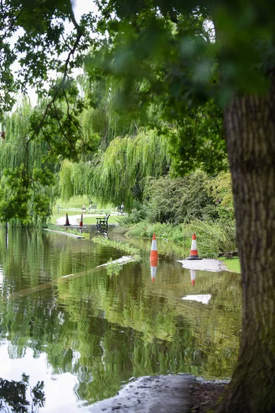 Şiddetli yağmur ve kötü hava koşulları sonrasında sel suları bir gölden taşar.