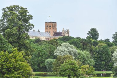 Hertdfordshire İngiltere 'deki Verulam parkından St. Albans Katedrali manzaralı.