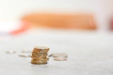 Bir yığın içinde İngiliz sterlin parasından yeni poundlar