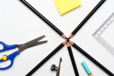 Beyaz kağıt üzerinde sınıf dersleri için durağanlık okul ekipmanı arka planı