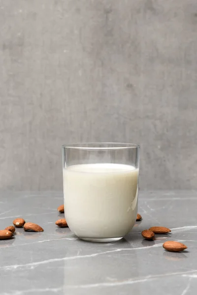 Leche Almendras Vaso Con Ingredientes Almendras Mesa — Foto de Stock