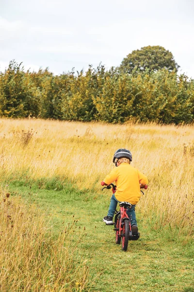 Jovem Menino Idade Escolar Monta Sua Bicicleta Através Caminho Através — Fotografia de Stock