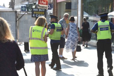 St Albans, Hertfordshire, İngiltere, Eylül, 16, 2020, St Albans 'taki halk destek memurları ve polis memurları Coronavirus vakalarında artış olduğunu bildirdiler.