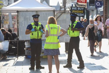 St Albans, Hertfordshire, İngiltere, Eylül, 16, 2020, St Albans 'taki halk destek memurları ve polis memurları Coronavirus vakalarında artış olduğunu bildirdiler.