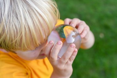 Çocuk oyun oynayarak ve çevreyi keşfederek doğayı öğreniyor.