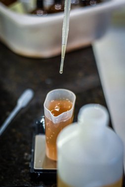 Ev yapımı kokulu mumlar yapmak için gerekli yağları ölçüyorum.