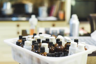 Ev yapımı kokulu mumlar yapmak için gerekli yağları ölçüyorum.