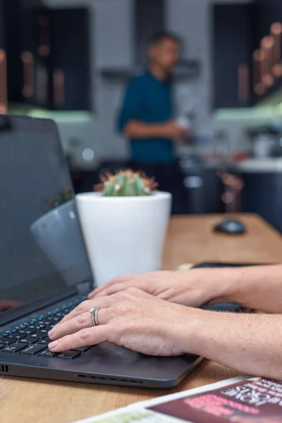 Femme Travaillant Maison Tapant Sur Clavier Ordinateur Portable — Photo