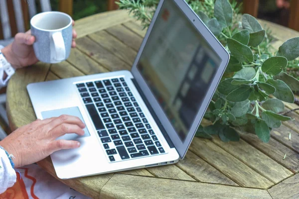 Une Femme Vérifie Les Mails Tout Travaillant Maison Dans Jardin — Photo