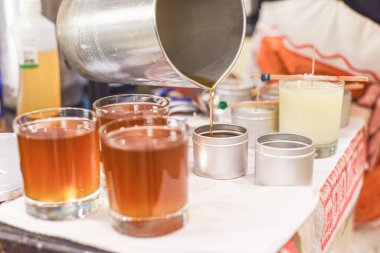 Kavanozlara sıvı balmumu döküldüğünü gösteren yaratıcı bir meşgale.