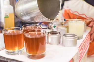 Kavanozlara sıvı balmumu döküldüğünü gösteren yaratıcı bir meşgale.