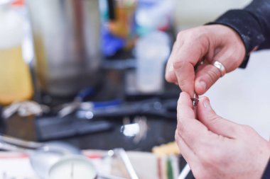 Ev yapımı aromaterapi mumunun fitilini hazırlamak ve budamak.