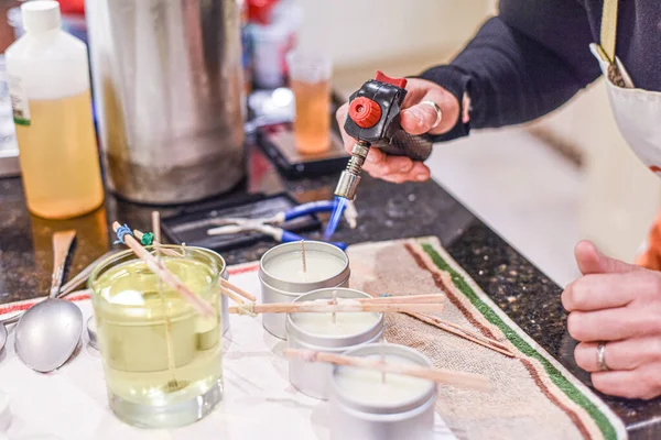 Kavanozlara sıvı balmumu döküldüğünü gösteren yaratıcı bir meşgale.