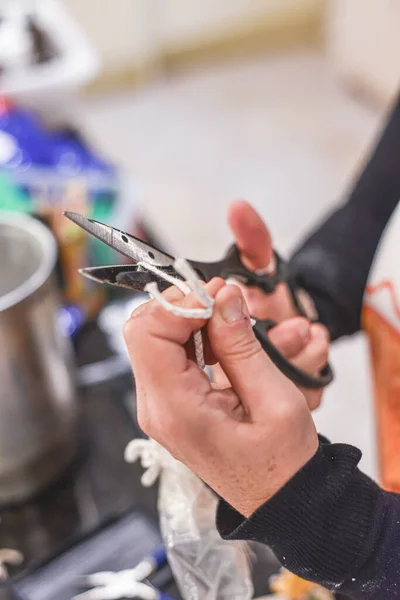 Подготовка Обрезка Фитиля Домашней Ароматической Свечи — стоковое фото