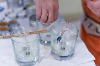 Ev yapımı mumlar aromaterapi için hazırlanıyor.