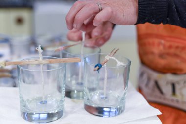 Ev yapımı mumlar aromaterapi için hazırlanıyor.