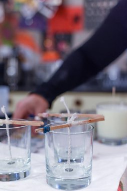 Ev yapımı mumlar aromaterapi için hazırlanıyor.