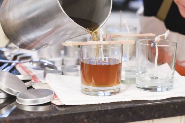 Kavanozlara sıvı balmumu döküldüğünü gösteren yaratıcı bir meşgale.