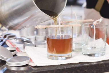 Kavanozlara sıvı balmumu döküldüğünü gösteren yaratıcı bir meşgale.