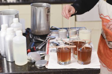 Kavanozlara sıvı balmumu döküldüğünü gösteren yaratıcı bir meşgale.