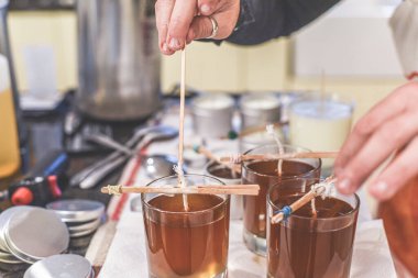 Kavanozlara sıvı balmumu döküldüğünü gösteren yaratıcı bir meşgale.