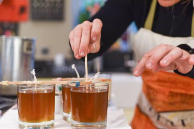 Kavanozlara sıvı balmumu döküldüğünü gösteren yaratıcı bir meşgale.